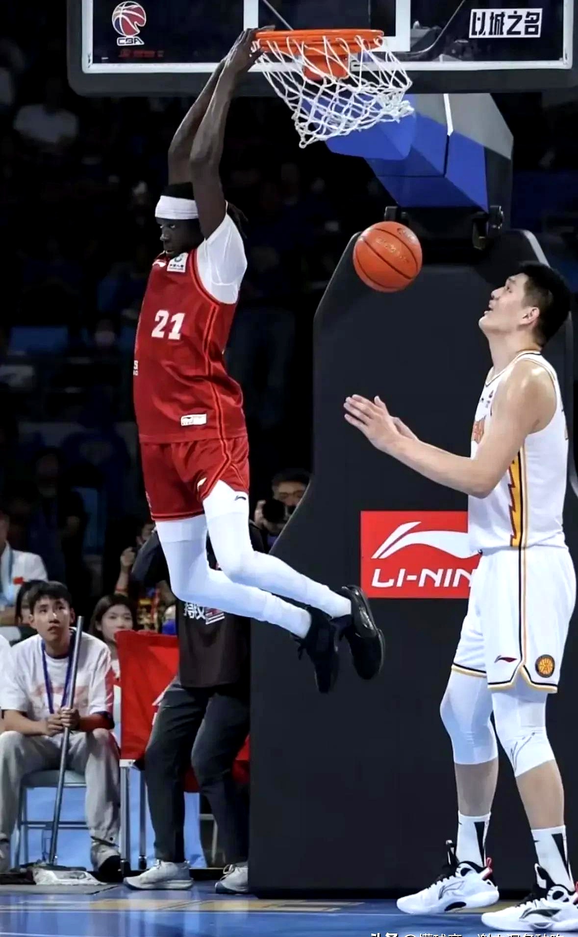 关于冲锋陷阵！篮球赛场上的硬仗今晚开打的信息