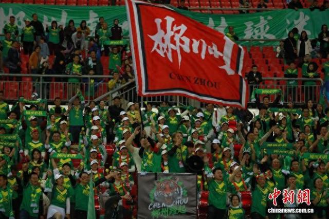 现场观战，球迷热血沸腾助威的简单介绍