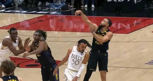 包含公牛横扫猛龙，库里状态火热的词条