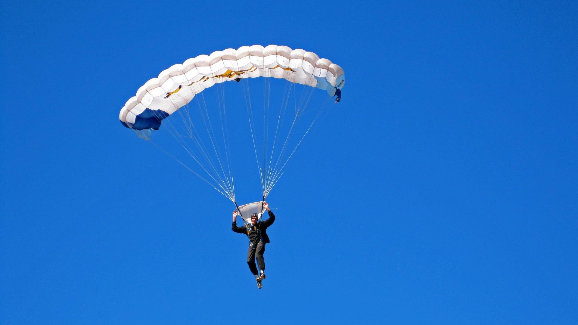 F1街道赛之夜,阿圭罗的引擎轰鸣与高光传奇