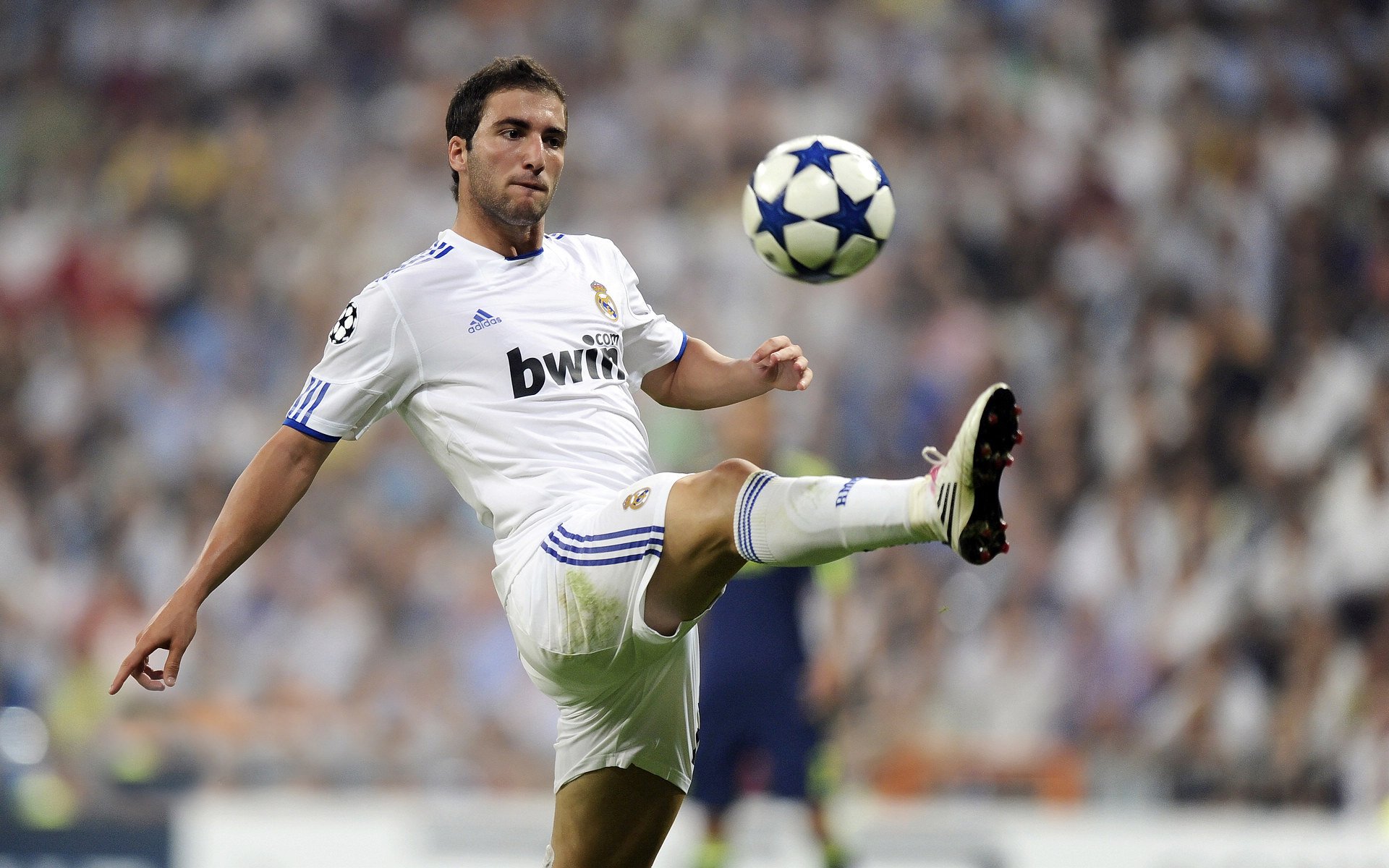 当雄鹿的铁蹄踏过洛城，欧文那记改写系列赛的制胜一击